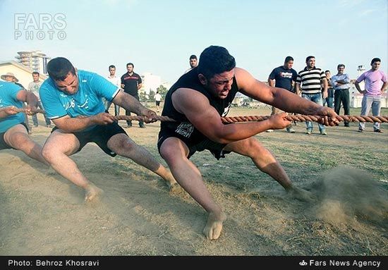 عکس: مسابقه طناب کشی قویترین مردان