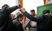 چتر جالب احمدی‌ نژاد زیر باران +عکس