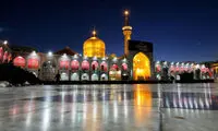 حرم مطهر امام رضا(ع) در شب عاشورا