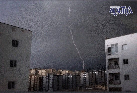 قابی تماشایی از رعد و برق در آسمان تهران