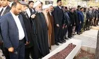 نماز خواندنِ حسن روحانی بر پیکر خواهرش