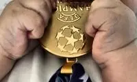 عکس: فرزند کاسیاس در حال خوردن مدال!