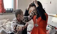 گدایی پدر با لباس زنانه به خاطر فرزندش!
