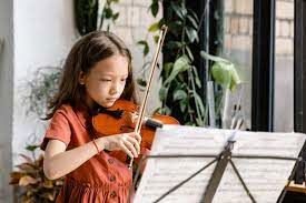 هنرنمایی یک دختربچه با ویولن در همراهی با پیانو