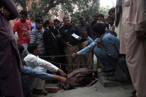 زن جوان پاکستانی سنگسار شد +عکس