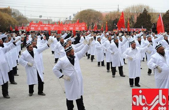 عکس: اجبار مسلمانان‌ به‌ رقص‌ در چین