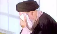 عکسی از امام خمینی (ره) در حال سوگواری