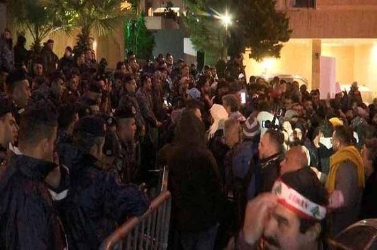 تجمع معترضان مقابل منزل نخست‌وزیر لبنان