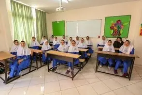 بنر جلوی یک مدرسه دخترانه اشک عابران را درآورد