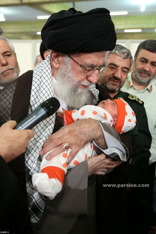 عکس: اذان گفتن رهبر انقلاب در گوش نوزاد