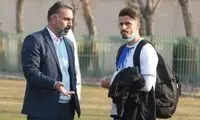 سرمربی استقلال با کت و شلوار در محل تمرین