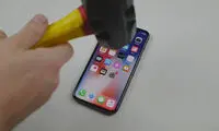 آیفون 10 زیر تست ضربه با چکش و چاقو!