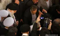 رهبری در آخرین لحظات خاکسپاری آیت الله