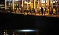 موجود ناشناخته درخشان در سطح آب +عکس