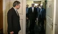 عکس: صالحی در دفتر کار جدیدش