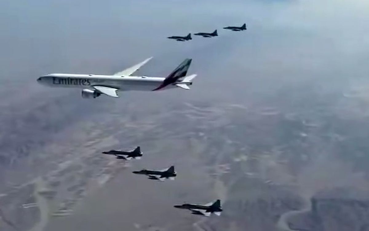 اسکورت هواپیمای رئیس امارات با جنگنده‌های JF-۱۷