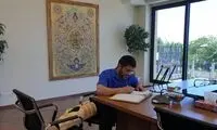 تصویری از علیرضا دبیر با پای مصدوم در فدراسیون