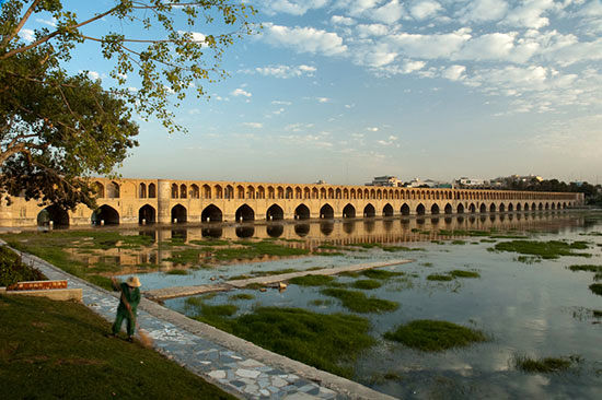 سی‌و‌سه‌پل و معماری شگفت‌انگیز آن