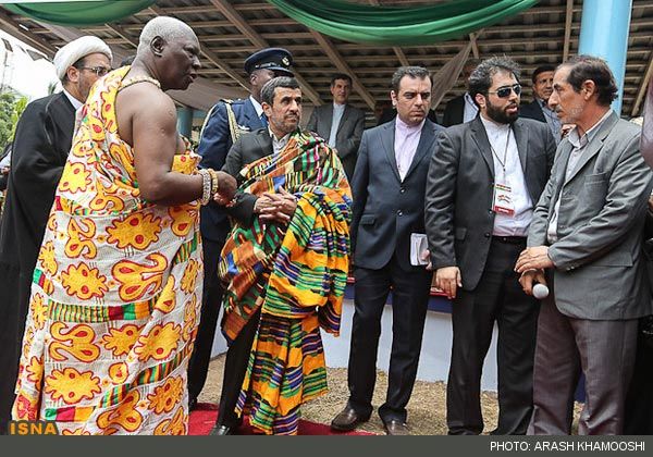 عکس: احمدی نژاد در لباس محلی غنا