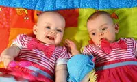 دوقلو های بامزه با 87 روز اختلاف +عکس
