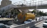 برخورد مخزن سیمان با پل عابر در بزرگراه بعثت!