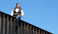 سخنرانی نماینده مکزیک از روی دیوار مرزی