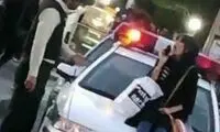 بازداشت زن جوانی که روی خودروی پلیس نشست