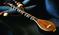 مرا و تو را تنبور می‌زنند با بوی خون