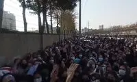 شعار زنان جامانده از استادیوم، پشت درهای بسته