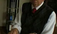 پیرمردی که با انگشتان قطع شده پیانو میزند!