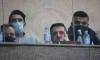 تصویر اخموی جانواریو در پشت شیشه‌های تماشا