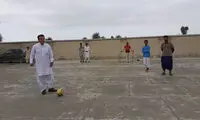 حمید استیلی در مناطق سیل‌زده پا به توپ شد