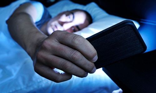 ۶ دلیل مهم برای عدم استفاده از گوشی در شب