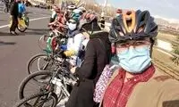 بانوان دوچرخه سوار در میدان آزادی تهران