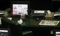 تصویری از میز تاجگردون پس از رد اعتبارنامه‌اش
