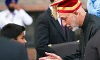 عکس: کرزای بالاخره کلاهش را عوض کرد