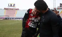 عکس: دلداری رحمتی به دروازه بان تراکتور