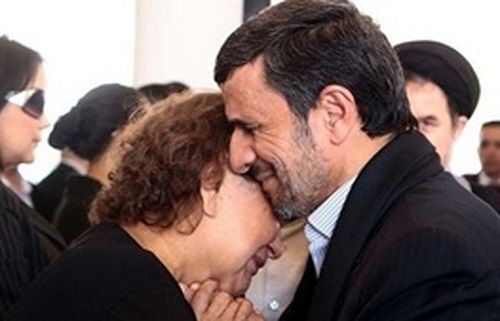 ناگفته‌هایی از روبوسی احمدی‌نژاد با مادر چاوز