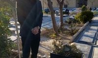 محمد نادری در کنار مزار مرحوم حجازی