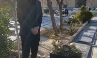 محمد نادری در کنار مزار مرحوم حجازی