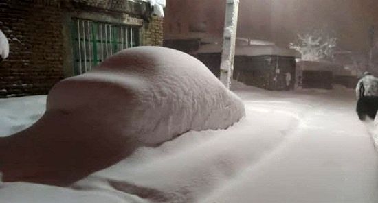 محو شدن خودروها زیر برف سنگین در کردستان