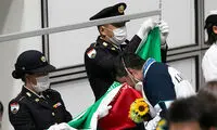 بوسه اولین طلایی ایران به پرچم مقدس ایران