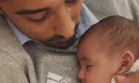 تصویری از پسر گوچی در آغوش پدرش