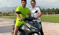 تصویری از موتورسواری کشتی‌گیر محبوب ایران