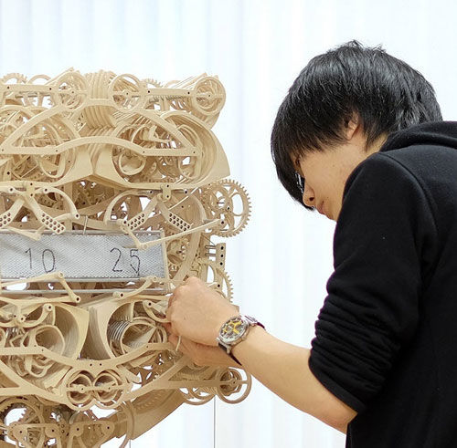 ساعت مکانیکی چوبی، شاهکار جوان ژاپنی