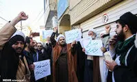 تجمع جمعی از طلاب در پی بازگشت سفیر انگلیس