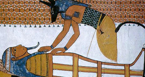 لباس زنان مصر باستان با مهره‌ بافت ها تزئین می شدند