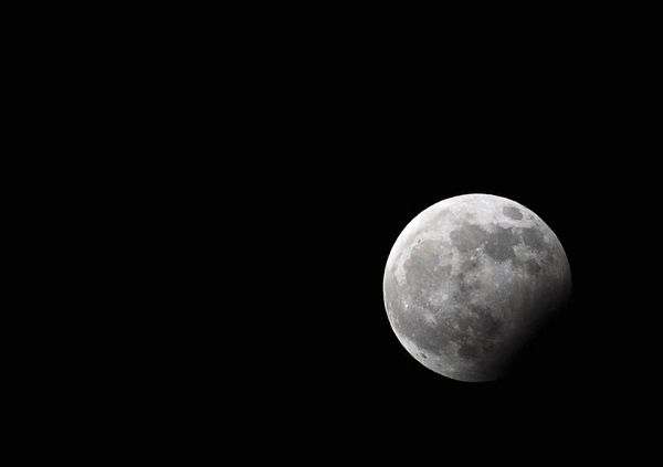 ۱۳ حقیقت جالب درباره پدیده حیرت انگیز ماه گرفتگی
