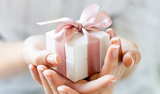 چه هدیه‌ای یک خانم را خوشحال می‌کند؟