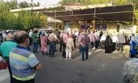 ازدحام و بی‌نظمی در سوله‌ی تزریق واکسن کرونا